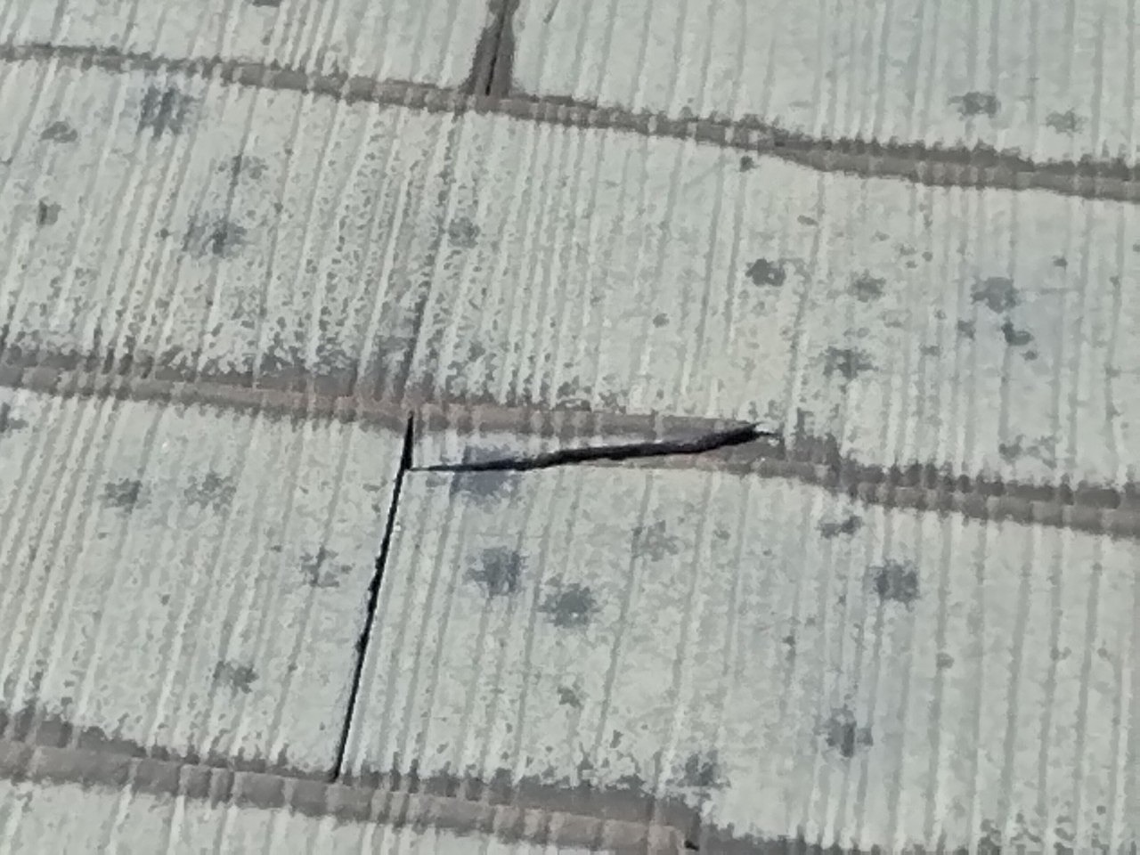 明石市　雹災害カラーベスト屋根割れ